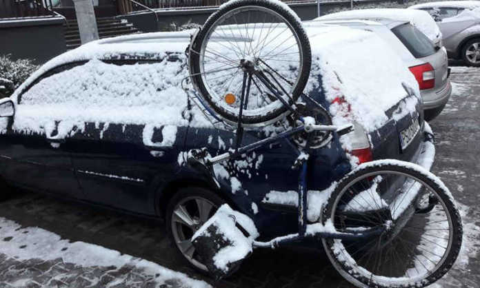 Bezmyślny wandal rzucał rowerem w samochód eSzamotuly.pl