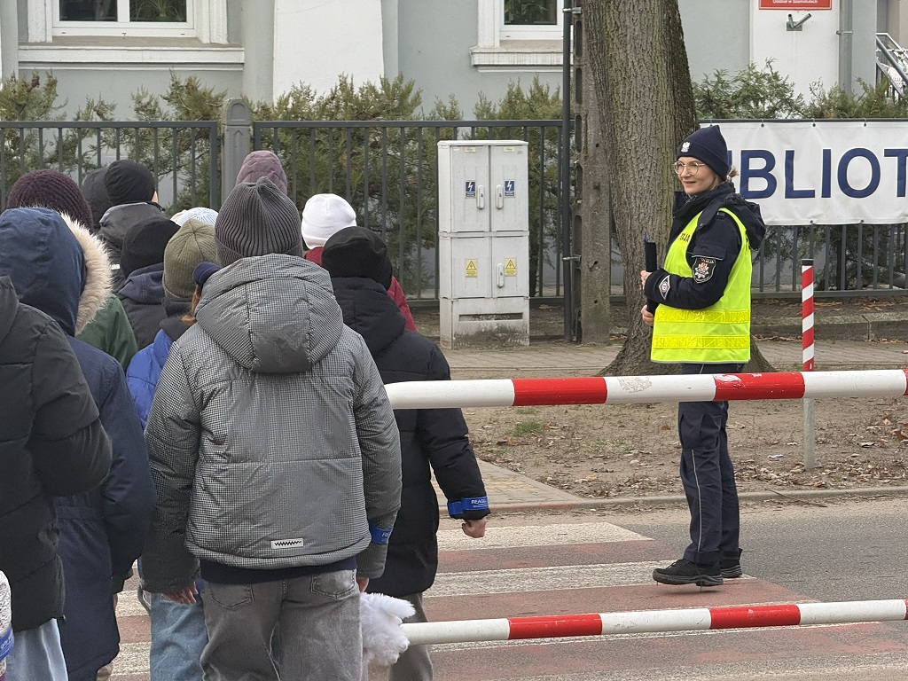 policjantka na przejsciu