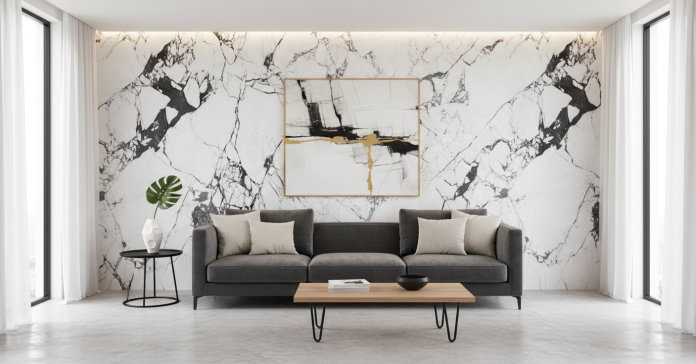 Salon z szarą kanapą i biało-czarną marmurową ścianą wykonaną z paneli WPC 9039